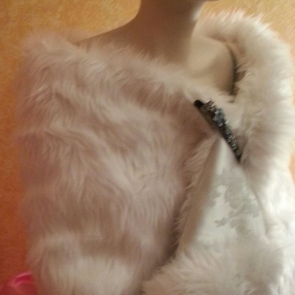 White Brocade & Faux Fox Fur Reversible Wrap - Picture 5 of 7